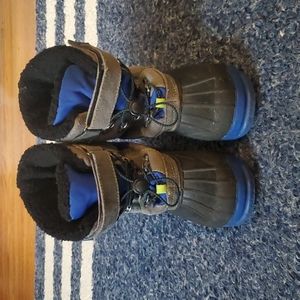 Boys size 1 snow boots